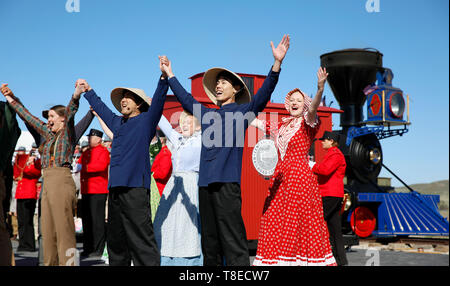 (190513) -- Pechino, 13 maggio 2019 (Xinhua) -- Una performance è tenuto per festeggiare il centocinquantesimo anniversario del completamento della prima negli Stati Uniti ferrovia transcontinentale al Golden Spike Parco storico nazionale al vertice del promontorio, gli Stati Uniti, 10 maggio 2019. (Xinhua/Li Ying) Foto Stock