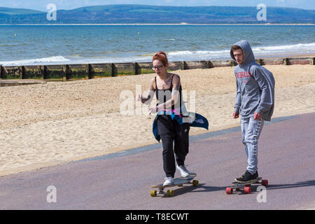 Bournemouth Dorset, Regno Unito. 13 maggio 2019. Regno Unito: meteo sunny a Bournemouth spiagge con una leggera brezza, come i visitatori in testa al mare per rendere la maggior parte del sole. Skateboarders lo skateboard lungo la promenade. Teens su uno skateboard, skateboard, monopattini, schede di skate e skate boarding, skateboarders, guidatore di skateboard, skate boarder, skate boarder. Credito: Carolyn Jenkins/Alamy Live News Foto Stock