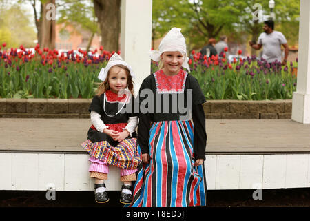 Olanda, Stati Uniti d'America. Il 12 maggio 2019. Bambini visita annuale di Tulip Time Festival nella città di Olanda, Michigan, Stati Uniti, il 12 maggio 2019. Il festival si è svolto dal 4 Maggio al 12 maggio. Credito: Wang Ping/Xinhua/Alamy Live News Foto Stock