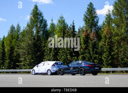 Wittingen, Germania. 13 Maggio, 2019. Un veicolo di prova automaticamente i freni su VW sito test mentre ci si avvicina a un modello di schiuma di un'auto. Il centro aerospaziale tedesco (Deutsches Zentrum für Luft- und Raumfahrt; DLR) presenta i primi risultati di un progetto su altamente automatizzato la guida. Credito: Christophe Gateau/dpa/Alamy Live News Foto Stock