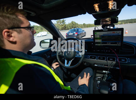 Wittingen, Germania. 13 Maggio, 2019. Un test driver si siede in un veicolo di prova che aziona in modo completamente automatico su VW sito di prova. Il centro aerospaziale tedesco (DLR) presenta i primi risultati di un progetto su altamente automatizzato la guida. Credito: Christophe Gateau/dpa/Alamy Live News Foto Stock