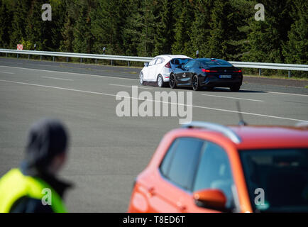 Wittingen, Germania. 13 Maggio, 2019. Un veicolo di prova automaticamente i freni su VW sito test mentre ci si avvicina a un modello di schiuma di un'auto. Il centro aerospaziale tedesco (Deutsches Zentrum für Luft- und Raumfahrt; DLR) presenta i primi risultati di un progetto su altamente automatizzato la guida. Credito: Christophe Gateau/dpa/Alamy Live News Foto Stock