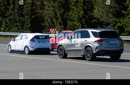 Wittingen, Germania. 13 Maggio, 2019. Due veicoli di prova approccio automaticamente un modello di schiuma di una vettura a VW sito di prova. Il centro aerospaziale tedesco (Deutsches Zentrum für Luft- und Raumfahrt; DLR) presenta i primi risultati di un progetto su altamente automatizzato la guida. Credito: Christophe Gateau/dpa/Alamy Live News Foto Stock