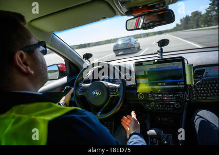 Wittingen, Germania. 13 Maggio, 2019. Due piloti di prova a sedersi in un veicolo di prova che aziona in modo completamente automatico su VW sito di prova. Il centro aerospaziale tedesco (Deutsches Zentrum für Luft- und Raumfahrt; DLR) presenta i primi risultati di un progetto su altamente automatizzato la guida. Credito: Christophe Gateau/dpa/Alamy Live News Foto Stock