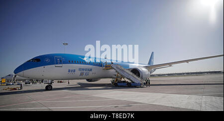 Pechino, Cina. 13 Maggio, 2019. Un aeromobile di Xiamen Airlines si prepara a condurre una prova di volo a Pechino Daxing Aeroporto Internazionale di Pechino Capitale della Cina, 13 maggio 2019. Daxing Pechino aeroporto internazionale ha completato la sua prima prova di volo di aerei per il trasporto passeggeri come quattro aerei atterrare con sicurezza sulla pista lunedì mattina. China Southern Airlines, China Eastern Airlines, Air China e Xiamen Airlines hanno inviato i loro modelli di punta A380, l'A350-900, B747-8 e B787-9, rispettivamente per la prova. Credito: Cai Yang/Xinhua/Alamy Live News Foto Stock