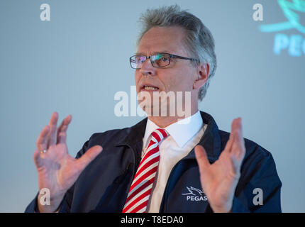 Wittingen, Germania. 13 Maggio, 2019. Karsten Lemmer, membro del Comitato esecutivo del Centro aerospaziale tedesco (DLR), parla nel corso di una conferenza stampa sui primi risultati di un progetto su altamente automatizzato guida di DLR. Credito: Christophe Gateau/dpa/Alamy Live News Foto Stock