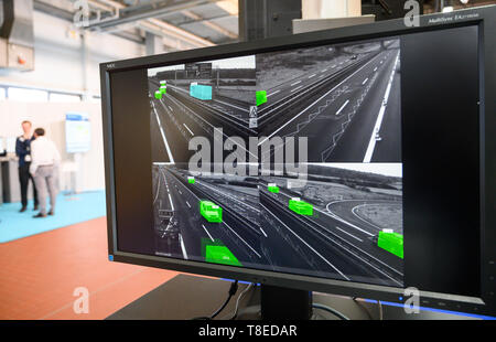 Wittingen, Germania. 13 Maggio, 2019. In corrispondenza di una mostra sulla guida automatizzata su VW sito di prova, si è mostrato come una telecamera che riconosce i veicoli. Il centro aerospaziale tedesco (Deutsches Zentrum für Luft- und Raumfahrt; DLR) presenta i primi risultati di un progetto su altamente automatizzato la guida. Credito: Christophe Gateau/dpa/Alamy Live News Foto Stock