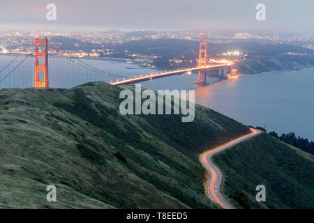 Vedute aeree del Golden Gate Bridge da Slacker collina nei pressi di Sausalito. Foto Stock