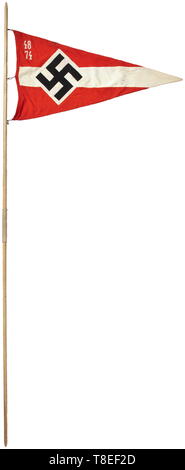 Una lega delle ragazze tedesche pennant '48/74' con il raro pennone il gagliardetto realizzato da più sezioni del rosso e del bianco panno, il centro con applicato un svastica, un '48' su '74' in bianco catenella ricamo presso gli angoli superiori (Untergau Hanover, distretto Bassa Sassonia). Ca. 98 x 54 cm. Attaccato da tre ganci a scatto sul in legno di quercia chiaro pennone con un illeggibile RZM timbro sopra l'impugnatura wrap. Lunghezza totale ca. 255 cm. storica, storica del xx secolo, 1930s, Lega delle ragazze tedesche, banda di tedesco di fanciulle, organizzazioni giovanili, organizzazioni per la gioventù, NS, Nazionale Soci, Editorial-Use-solo Foto Stock