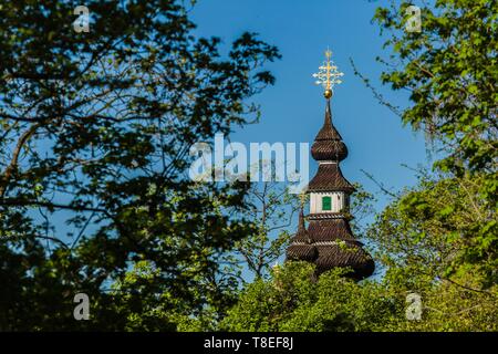 Praga, Repubblica Ceca / Europa - 22 Aprile 2019: campanile della chiesa di San Michele Arcangelo costruita nel XVIII secolo. Si è incastrata sul tetto. Foto Stock