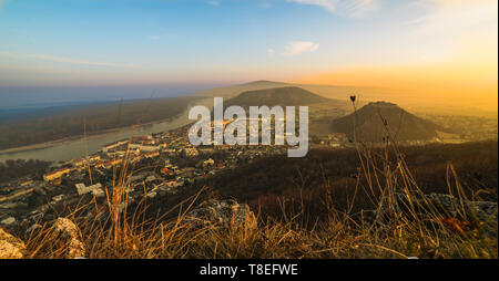 Vista la mattina da Hundsheimer Hill a Hainburg an der Donau durante il sunrise. Foto Stock