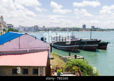 La pesca di grandi barche ormeggiate presso la Città Vecchia litorale Mombasa, in Kenya Foto Stock