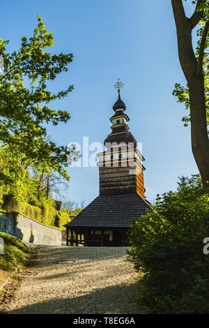 Praga, Repubblica Ceca / Europa - 22 Aprile 2019: Chiesa di San Michele Arcangelo dal diciottesimo secolo con tetto incastrata, fatte di tronchi di legno a Kinsky g. Foto Stock