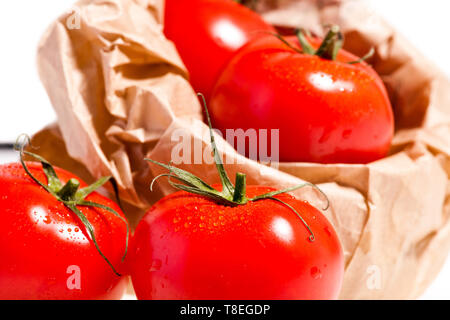 Studio della foto appena raccolto pomodori isolato su bianco Foto Stock