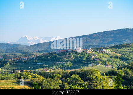 Piccolo villaggio Šmartno in vigna regione Brda in Slovenia con coperta di neve sulle Alpi Giulie su Horizont Foto Stock