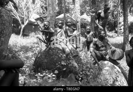 I bambini africani e uomo nativo di suonare il tamburo NIgeria 1958 Africa occidentale Foto Stock