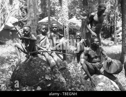 I bambini africani e uomo nativo di suonare il tamburo NIgeria 1958 Africa occidentale Foto Stock