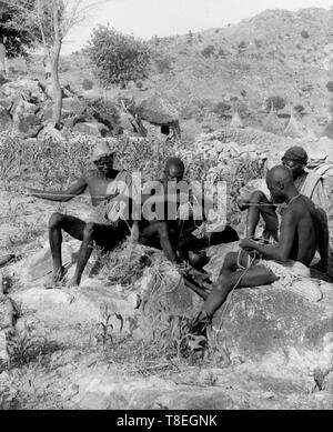 African tribesmen lavora in Camerun village Africa 1959 Foto Stock