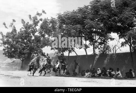 African tribesmen racing cavalli in Camerun village Africa 1959 Foto Stock