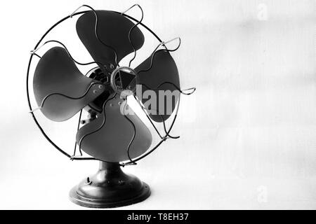 Vintage fan di ferro dello sfondo. 50s. Arrivo di estate e sollievo dal caldo. raffreddare l'aria. Aria condizionata. composizione fotografica. Foto Stock