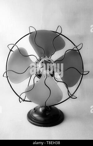 Vintage fan di ferro dello sfondo. 50s. Arrivo di estate e sollievo dal caldo. raffreddare l'aria. Aria condizionata. composizione fotografica. Foto Stock