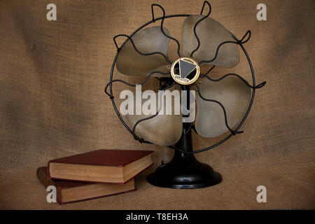 Vintage fan di ferro dello sfondo. 50s. Arrivo di estate e sollievo dal caldo. raffreddare l'aria. Aria condizionata. composizione fotografica. Foto Stock