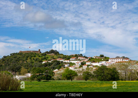 La piccola città Aljezur in Algarve, Portogallo. Foto Stock