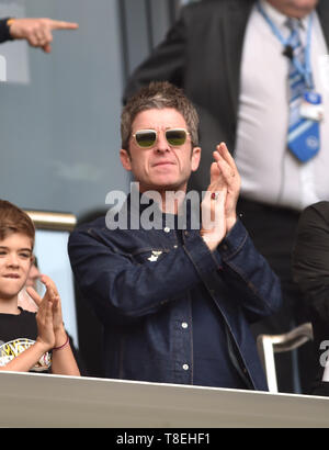 Noel Gallagher celebra la città del secondo obiettivo durante il match di Premier League tra Brighton & Hove Albion e Manchester City presso la American Express Community Stadium 12 maggio 2019 solo uso editoriale. No merchandising. Per le immagini di calcio FA e Premier League restrizioni si applicano inc. no internet/utilizzo mobile senza licenza FAPL - per i dettagli contatti Football Dataco Foto Stock