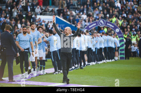 Pep Guardiola, responsabile della città di Manchester, festeggia la vittoria del titolo durante la partita della Premier League tra Brighton & Hove Albion e Manchester City all'American Express Community Stadium 12 maggio 2019 Foto Simon Dack / Telephoto Images solo per uso editoriale. Nessun merchandising. Per le immagini di calcio si applicano le restrizioni di fa e Premier League inc. Nessun utilizzo di Internet/cellulare senza licenza FAPL - per i dettagli contattare Football Dataco Foto Stock