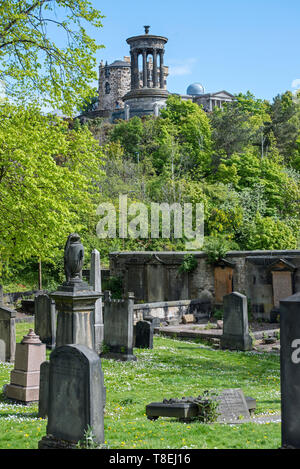 Vista di Calton Hill dal vecchio Calton Sepoltura, Edimburgo, Scozia, Regno Unito. Foto Stock