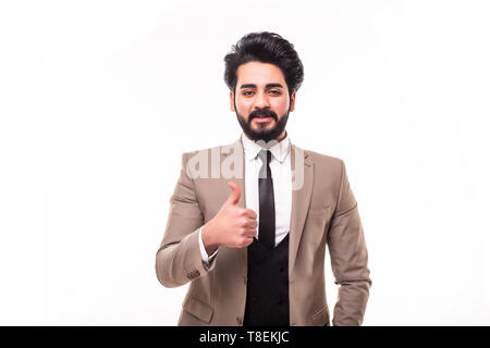 Arab bel giovane imprenditore con la mano in tasca sorridente e pollice in alto su sfondo bianco Foto Stock