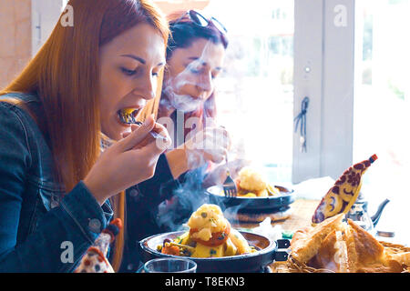 Slow-il pollo cotto con le prugne secche, le mandorle, le cipolle e cosparso di sesamo, tagine marocchino Foto Stock