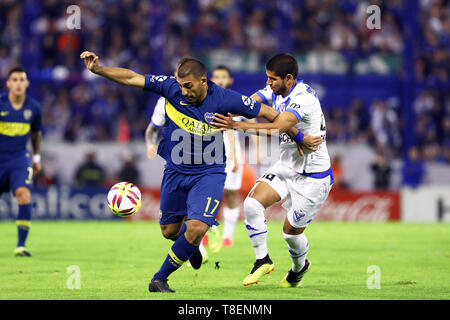 Buenos Aires, Argentina - 12 Maggio 2019: Wanchope Avila (Boca Juniors) lotta contro la sfera contro il velez difesa in Buenos Aires, Argentina Foto Stock