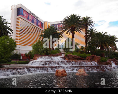 LAS VEGAS NV - Luglio 21, 2018: Il Las Vegas Boulevard rivolta verso l'esterno del popolare a tema Polinesiano Mirage Hotel e Casino di Las Vegas, Nevada. Foto Stock