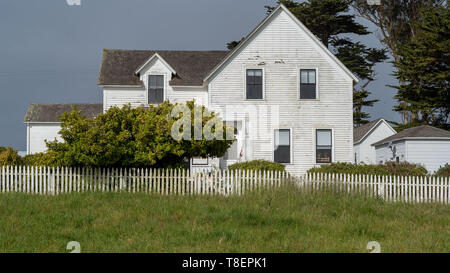 Casa principale della storica Pierce Point Ranch di Point Reyes National Seashore, su di un blu limpido ky. Questo ranch sul punto di Tomales (aka Pierce punto) Foto Stock