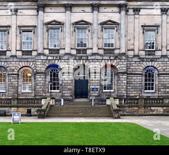 EDINBURCH - Settembre 2016: la classica pietra del campus dell'Università di Edimburgo del vecchio collegio è situato su un quadrilatero che risale il mi Foto Stock
