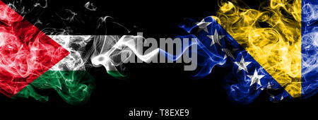 Palestina vs Bosnia ed Erzegovina, bosniaco smoky mystic bandiere poste fianco a fianco. Spessa colorata fumi setosa bandiera dei palestinesi e la Bosnia e lui Foto Stock