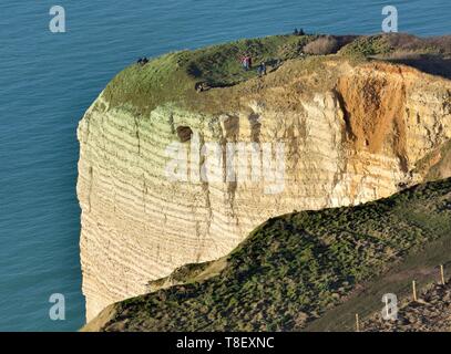 Francia, Seine Maritime, Etretat, Cote d'alabastro, Aval cliff, la Manneporte (vista aerea) Foto Stock