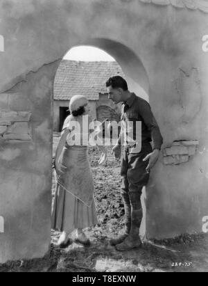 Renee Adoree e John Gilbert il grande sfilata 1925 Director King Vidor storia Laurence Stalings classico del cinema muto la Metro Goldwyn Mayer Foto Stock