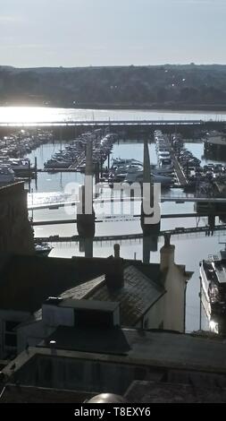 La vista sul porto interno mostra il caratteristico ponte pedonale a Torquay, Devon, Inghilterra. Regno Unito Foto Stock