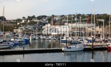 La vista sul porto interno con la Chiesa di San Giovanni Evangelista nella distanza di Torquay, Devon, in Inghilterra. Regno Unito Foto Stock