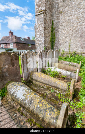 Tipico Kentish bara-tombe a forma di una famiglia nel sagrato della chiesa di San Giorgio, Ivychurch su Romney Marsh. Foto Stock