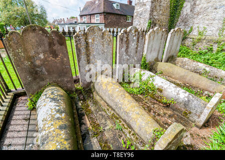 Tipico Kentish bara-tombe a forma di una famiglia nel sagrato della chiesa di San Giorgio, Ivychurch su Romney Marsh. Foto Stock