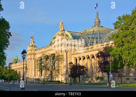 Francia, Parigi, zona elencata come patrimonio mondiale dall' UNESCO, rame quadriga di Georges Recipon sul tetto del Grand Palais, allegorica opera d'arte che ritraggono l'armonia in trionfo su discordia Foto Stock