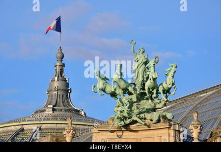 Francia, Parigi, zona elencata come patrimonio mondiale dall' UNESCO, rame quadriga di Georges Recipon sul tetto del Grand Palais, allegorica opera d'arte che ritraggono l'armonia in trionfo su discordia Foto Stock