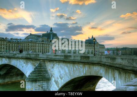 Francia, Parigi, zona elencata come patrimonio mondiale dall UNESCO, il museo d' Orsay e Royal bridge Foto Stock