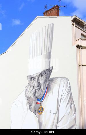 Francia, Rhone, Lione, Cours Lafayette di fronte a Les Halles, parete dipinta che rappresenta lo chef Paul Bocuse progettato da officina CiteCreation Foto Stock