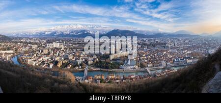Francia, Isere, Grenoble, panorama sulla città e il massiccio di Belledonne in background Foto Stock