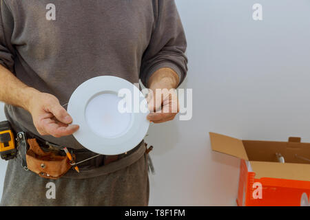 L'uomo modifica di luce dei LED nella nuova casa Foto Stock