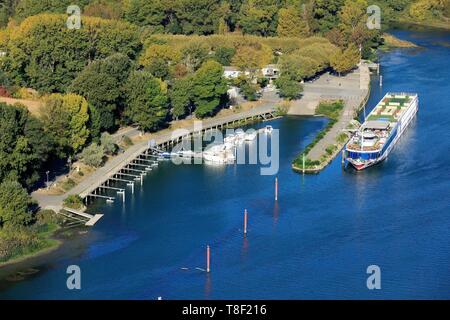 Francia, Ardeche, Viviers, nave da crociera sul Rodano (vista aerea) Foto Stock